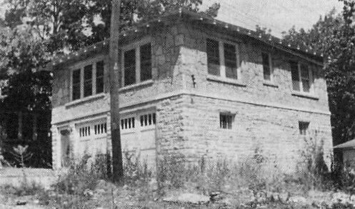 Убежище преступников, фото 1930-х годов. Нельзя не отметить удобный гараж на первом этаже - идеальное условие для быстрого побега! (Фото - общественное достояние)