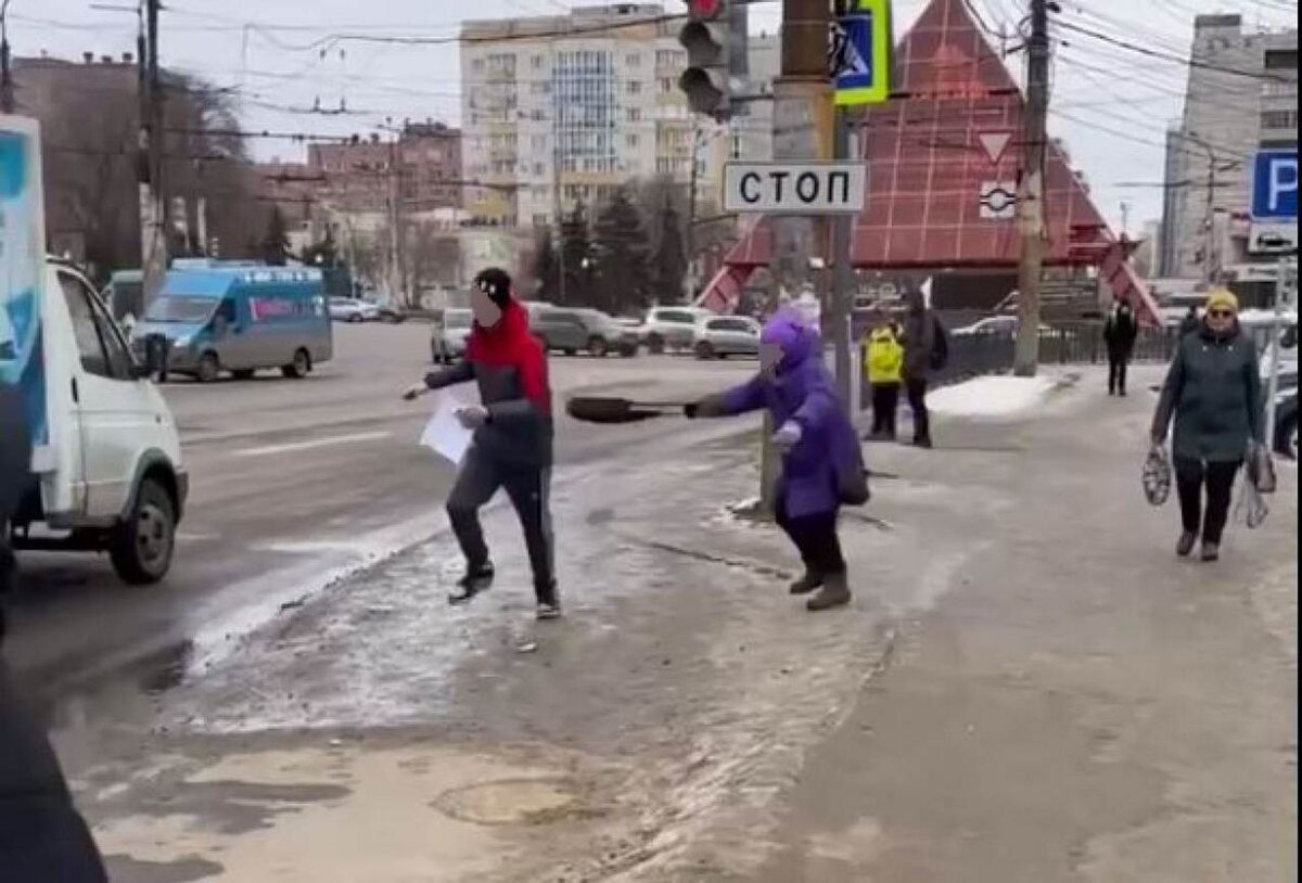 О нападающей на прохожих в Воронеже девочке рассказали очевидцы | Горком36  | Воронеж | Дзен