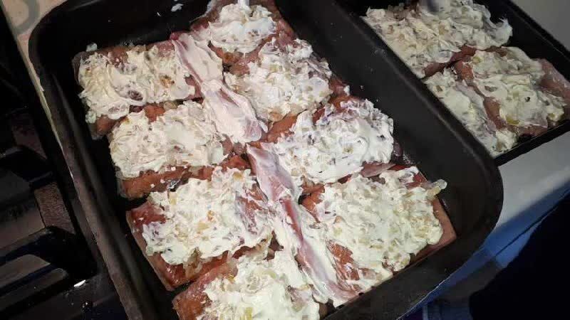 Запечённая горбуша с ароматными помидорами и луком