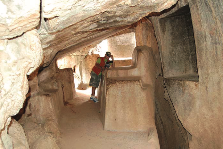 Грот в Кенко-1. Изображение взято из книги А. Ю. Склярова «Перу и Боливия задолго до инков», издательство ВЕЧЕ, 2011