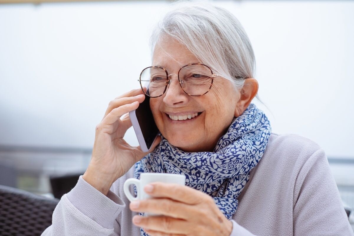 Без телефона — смартфона или кнопочного —сейчас пожилому человеку обойтись трудно📷
