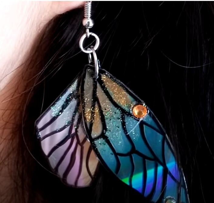    Серьги из CD-дисков   
Источник: Скриншот из видео