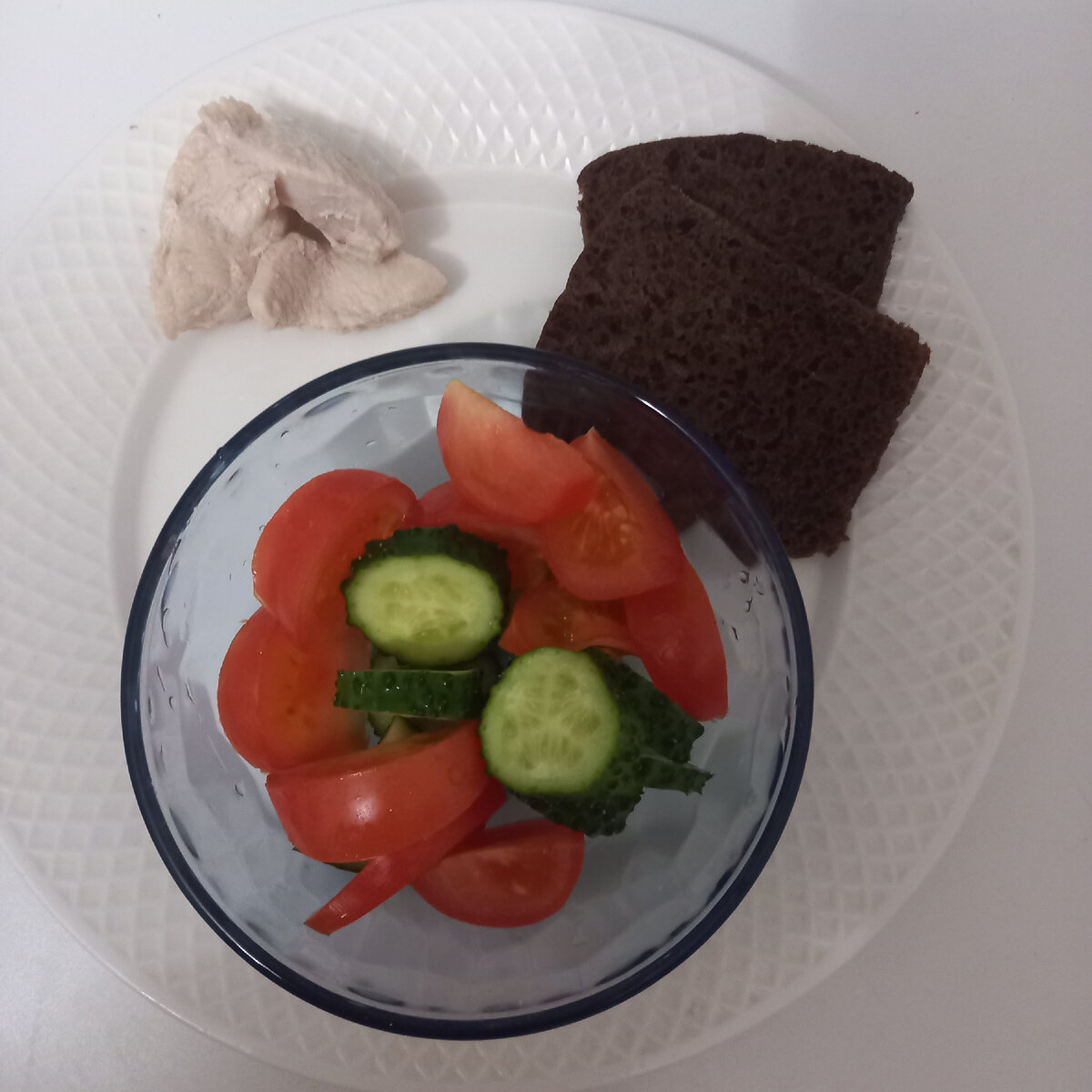 Куриная грудка 100 гр, овощи 100 гр, хлеб бездрожжевой 40 гр.