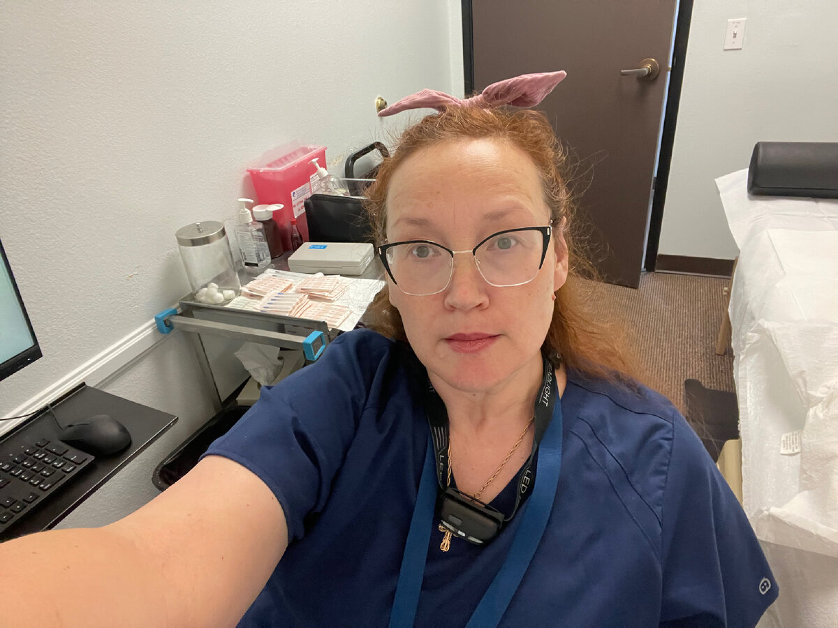 Такая строгая в новых очконках, только весёлый розовый бантик не к месту🤣