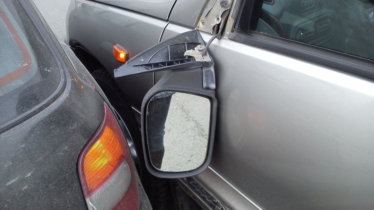     Видели, как садился, но не видели — куда укатился: в Уссурийске водитель легкового авто хотел сделать, как лучше, но в итоге устроил массовый переполох и скрылся с места происшествия, при этом сильно насмешив приморцев.