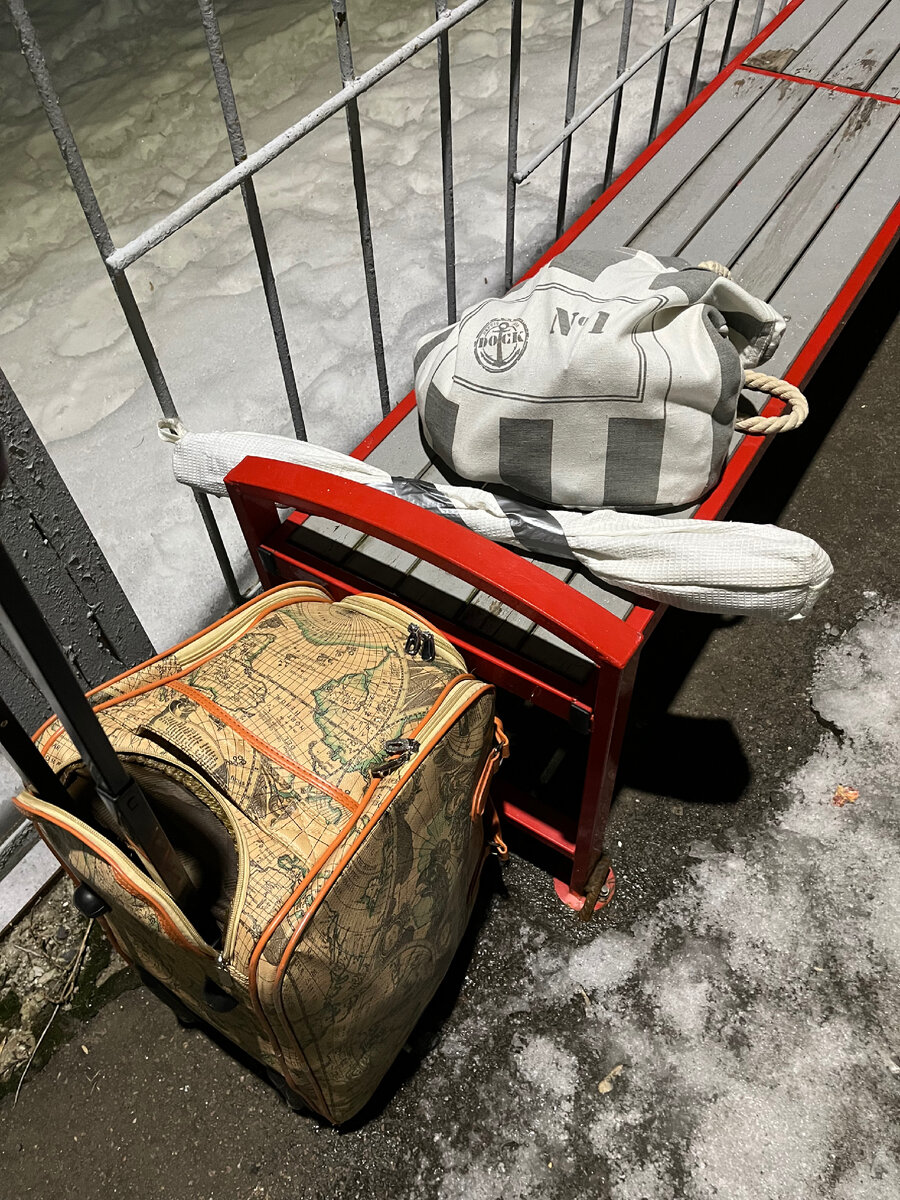 Снова везу с собой свои скандинавские палки, в горы однако едем, думаю что пригодятся 