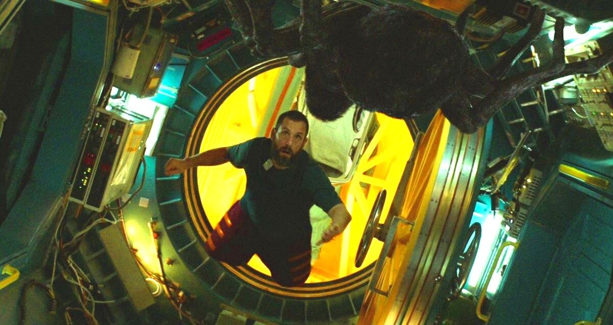 Пить меньше надо! В самом буквальном смысле: чешский астронавт Якуб (Адам Сендлер) без малейшего зазрения совести... хлещет в полете водку. А вы еще смеялись над Львом Андроповым из "Армагеддона"! 