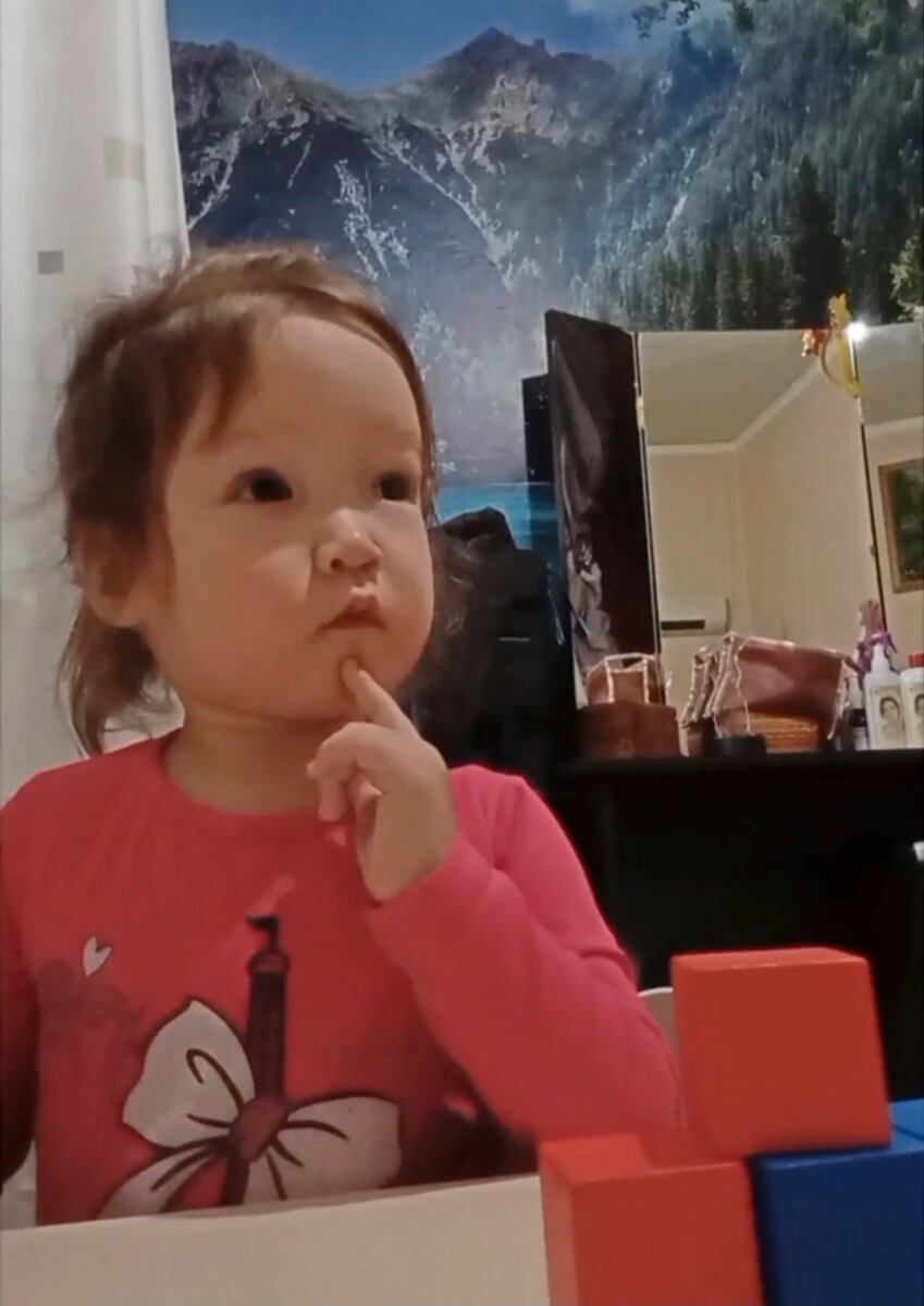 Агата отлично понимает, что прикоснувшись к губам, можно сказать звуки.