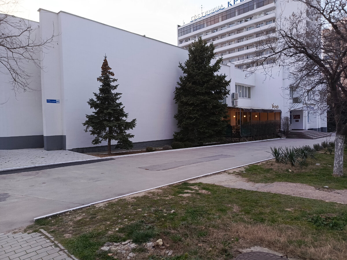 Слева есть интересный сквер, но он сейчас на реконструкции, все огорожено.