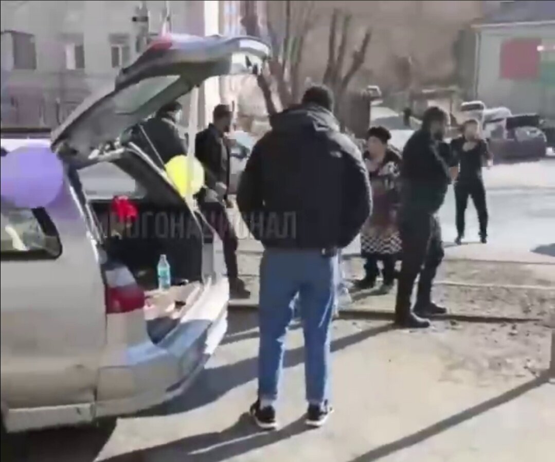 СК возбудил дело после драки нелегальных продавцов цветов во Владивостоке