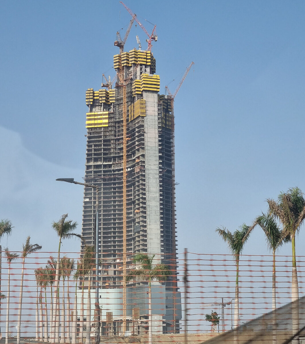 © Omarnizar05 / Wikimedia Commons / CC BY-SA 4.0 (Недостроенный на данный момент небоскреб Jeddah Tower, 2021 г. Эту башню высотой 1 км начали строить в Саудовской Аравии в 2013 г., но через пять лет стройку из-за ряда проблем пришлось остановить. Проект готов примерно на 1/3. Рассматривается вопрос о его завершении)