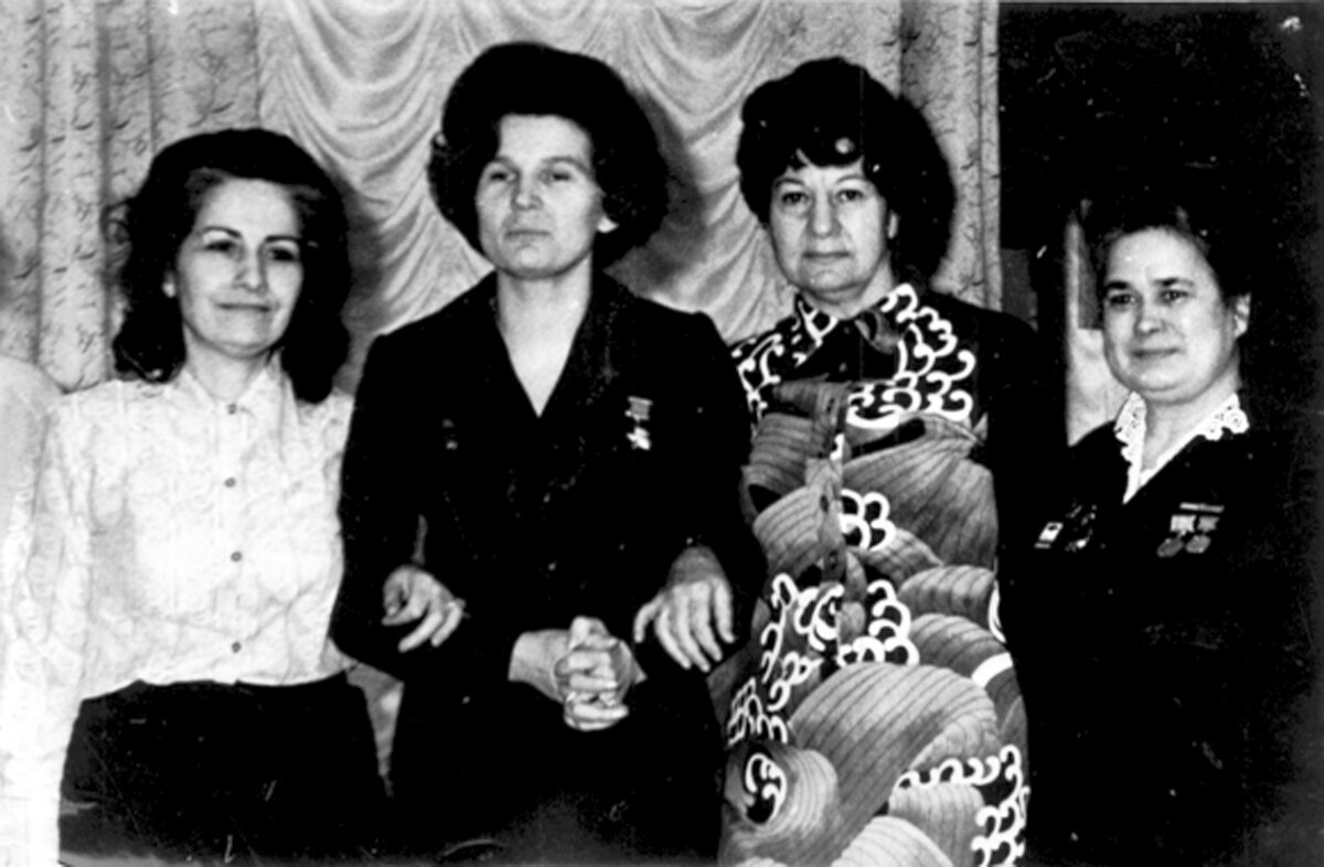 Валентина Терешкова (вторая слева) и Татьяна Емельянова (первая справа) на пренуме Комитета советских женщин в Колонном зале Дома союзов в Москве. 14 февраля 1974 года