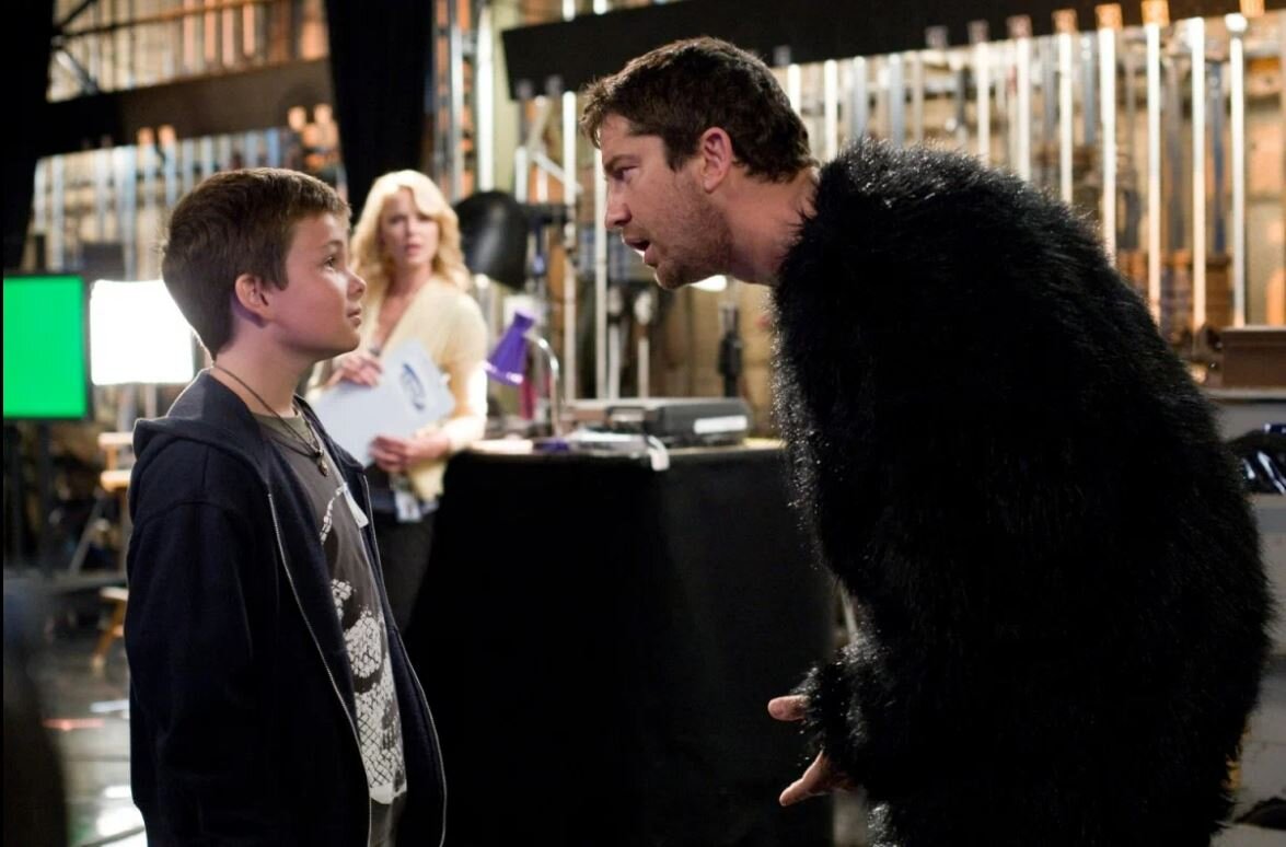 Майк переодевается в костюм гориллы для эфира чтобы как можно более наглядно донести "идею размножения"