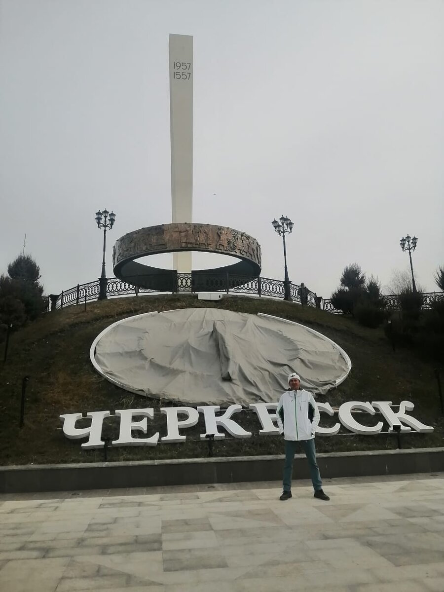 Карачаево-Черкессия. г. Черкесск. Стела «Дружбы народов республики» в парке "Зеленый остров" (фото автора).