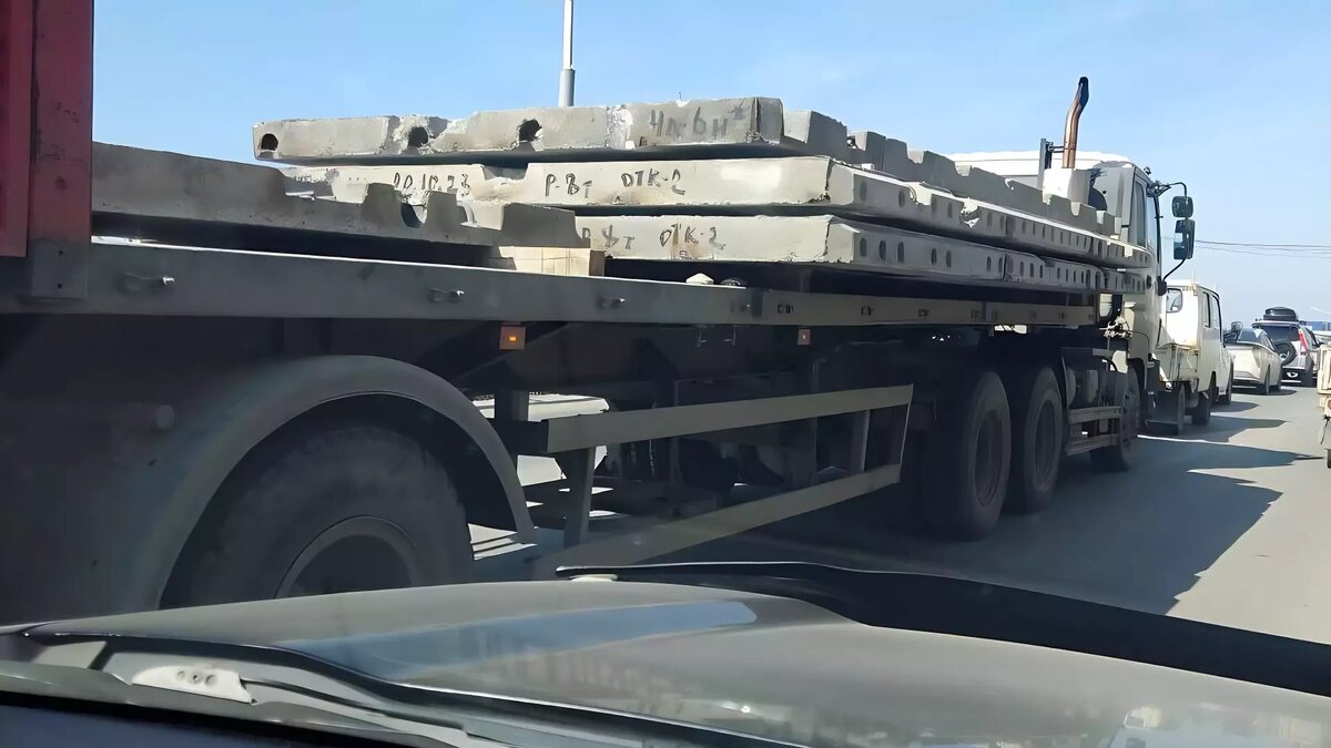     После трагедии в Анучино, где из-за упавших с фуры бетонных плит произошло тройное ДТП, водители в Приморье стали больше обращать внимание на подобных перевозчиков. Так, сегодня на одной из дорог заметили еще одного беспечного шофера грузовика.