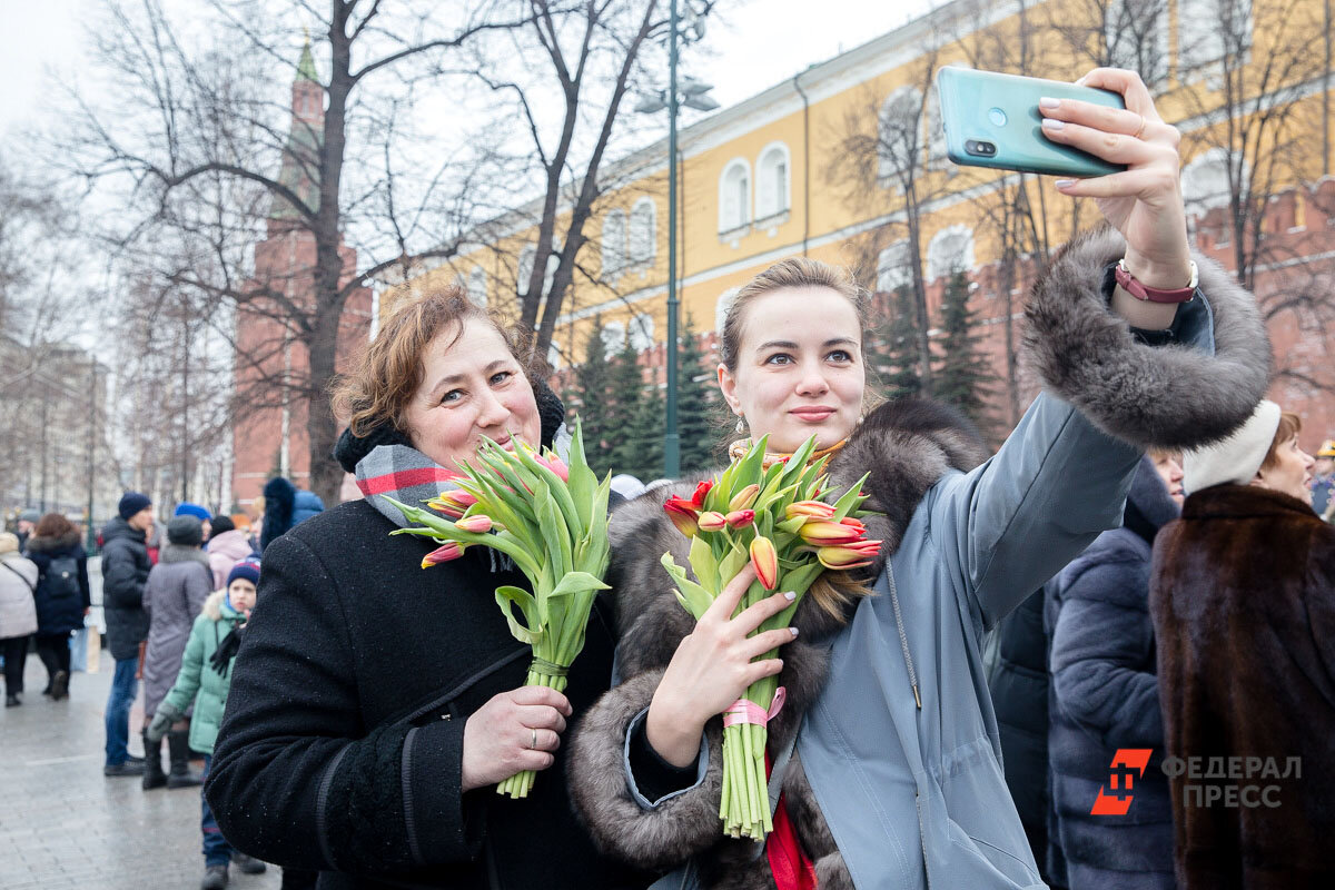 8 Марта женщин принято поздравлять и дарить подарки.  Фото: ФедералПресс / Виктор Вытольский