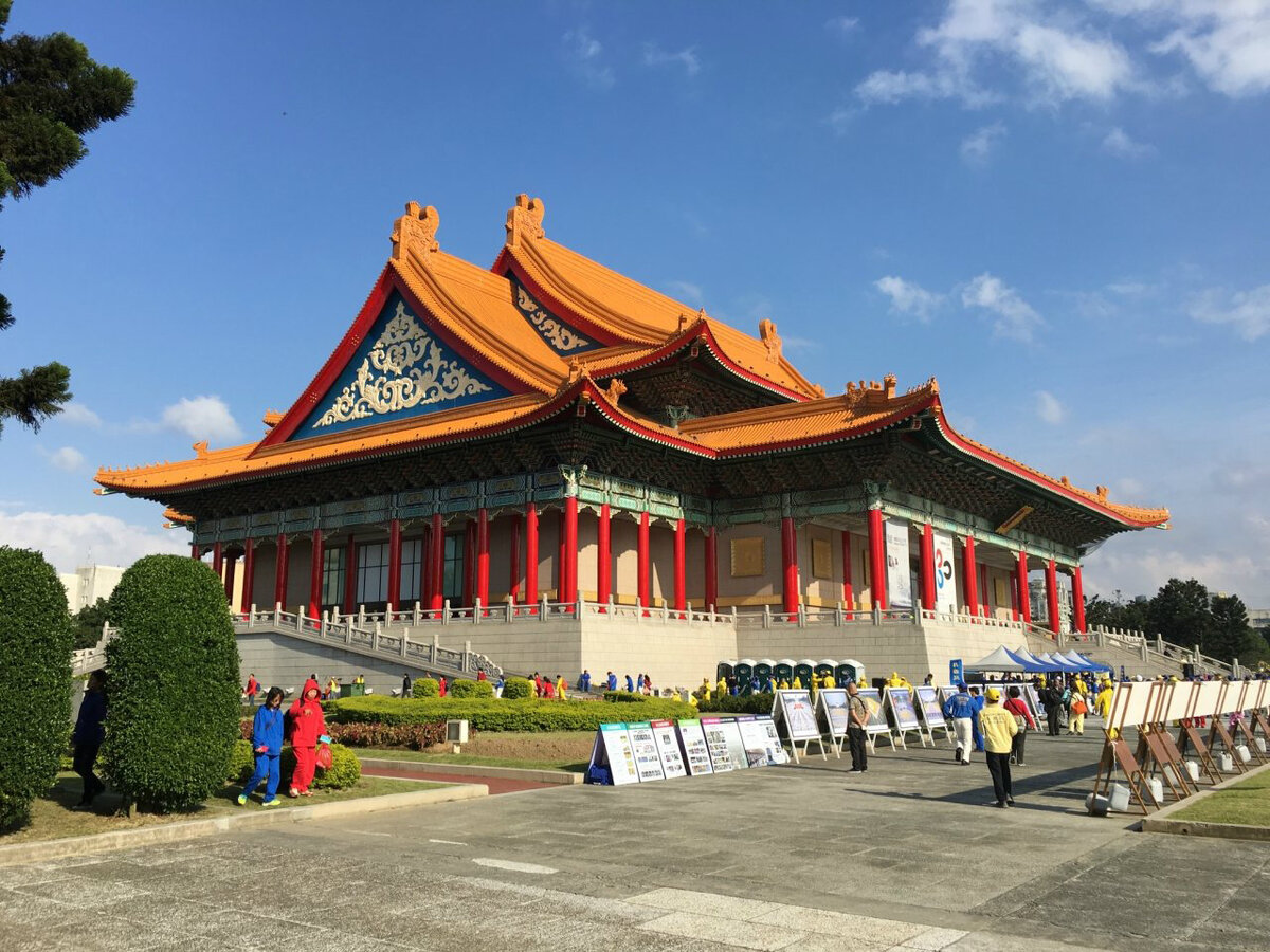 Национальный концертный зал в Тайбэе на площади Свободы, в восточной части комплекса — мемориал Чан Кайши. Это одно из самых популярных туристических мест города. Фото: Larisa Z. / Яндекс Карты