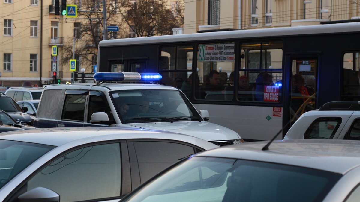     День странных ДТП в Приморье: «утомленный» грузовик одиноко прилег на перекрестке во Владивостоке, заблокировав движение для целой полосы. В новых медиа гадают: при каких обстоятельствах произошел инцидент?