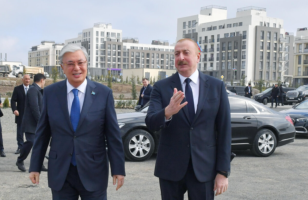 Президенты Казахстана и Азербайджана Касым-Жомарт Токаев и Ильхам Алиев знакомятся с генпланом Физули © Official website of President of Azerbaijan Republic
