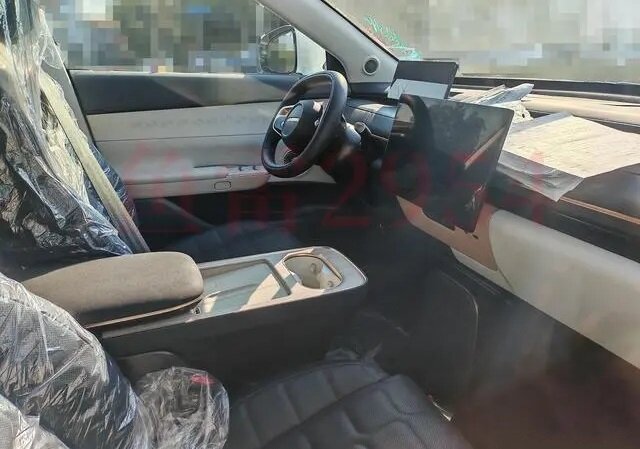 На фото: Салон экспортной версии кроссовера Exlantix ET