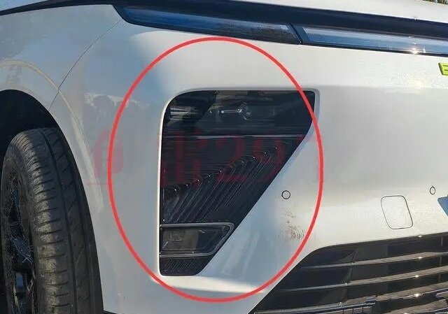 На фото: Новые блоки фар на месте светодиодных панелей