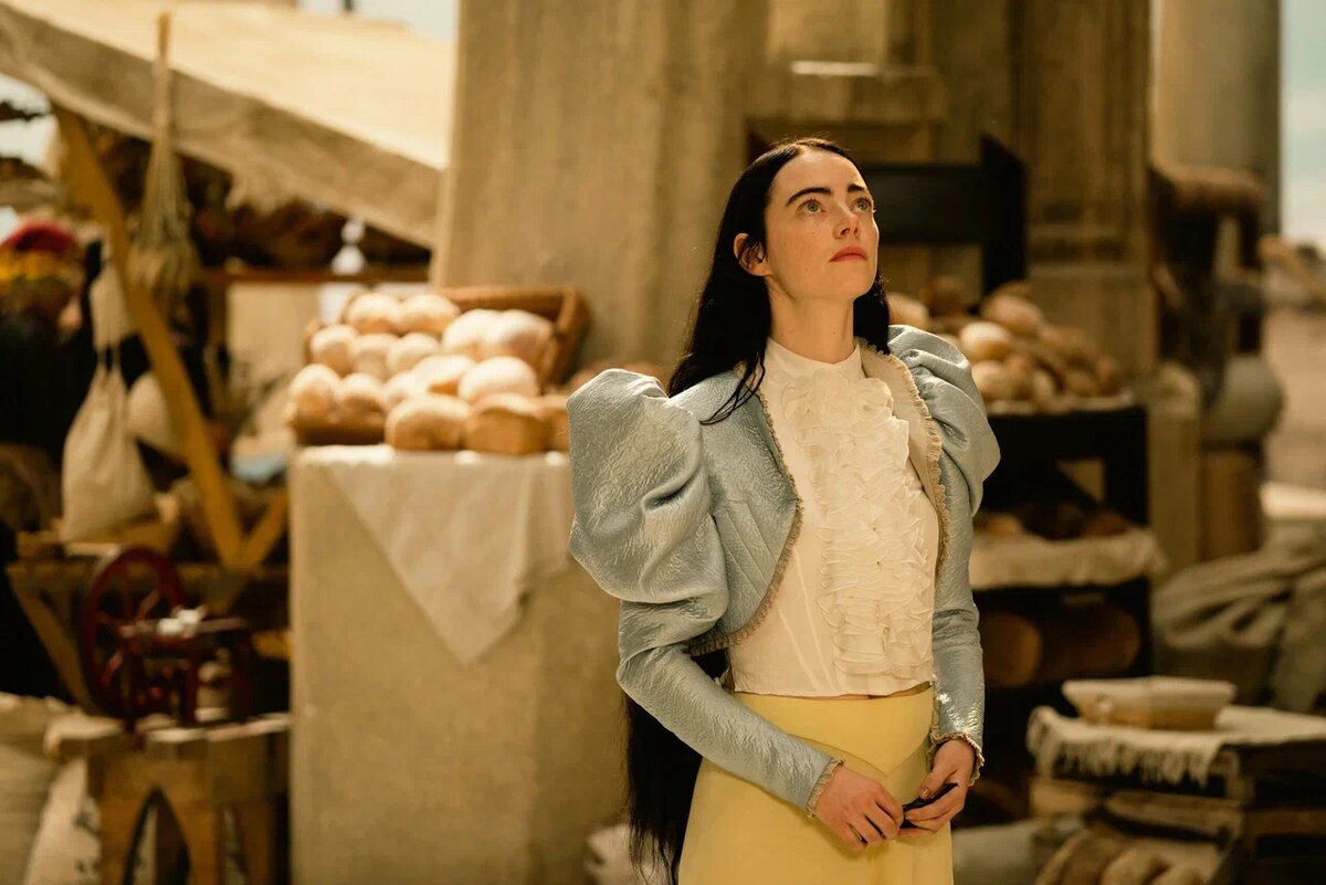 Эмма Стоун с грацией и манерами живой куклы