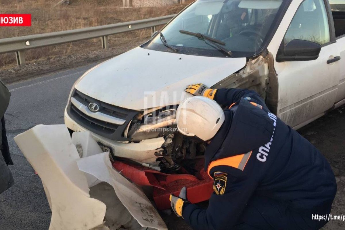    Женщина пострадала из-за наезда автомобиля на отбойник в Пскове