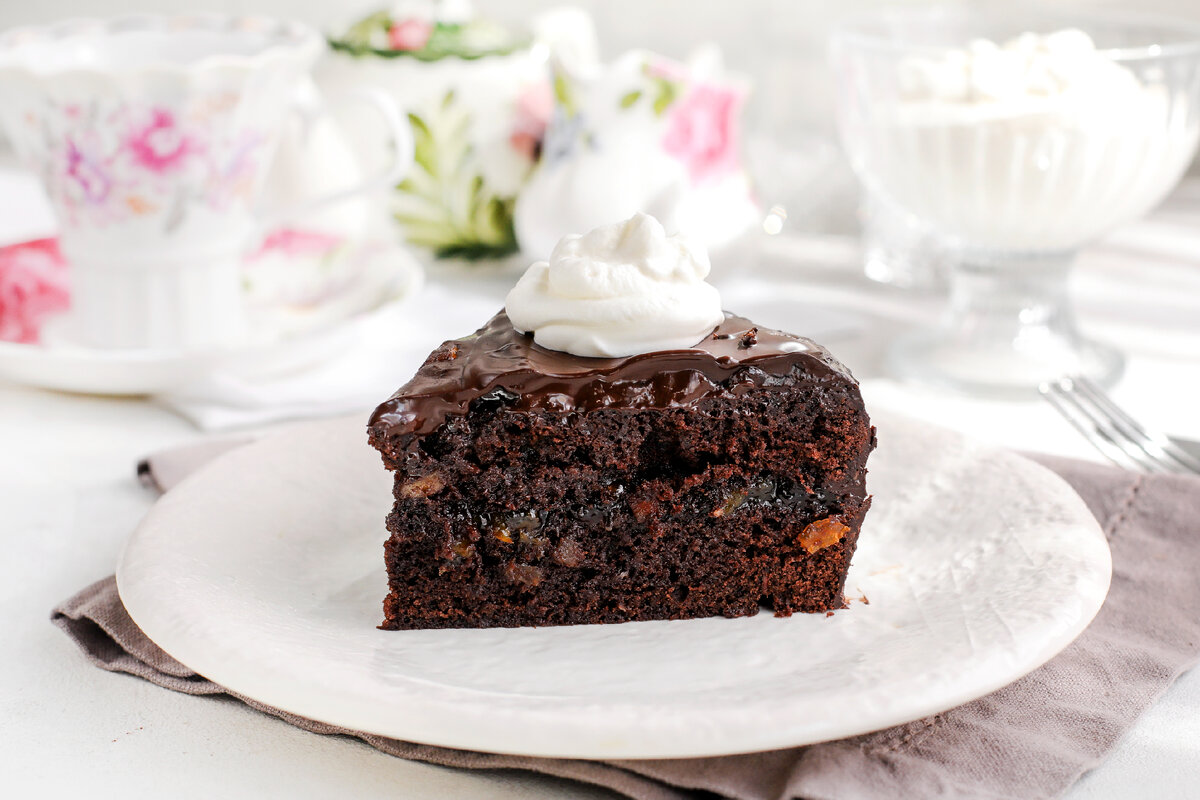 Захер — австрийский шоколадный торт с абрикосовым джемом и взбитыми сливками