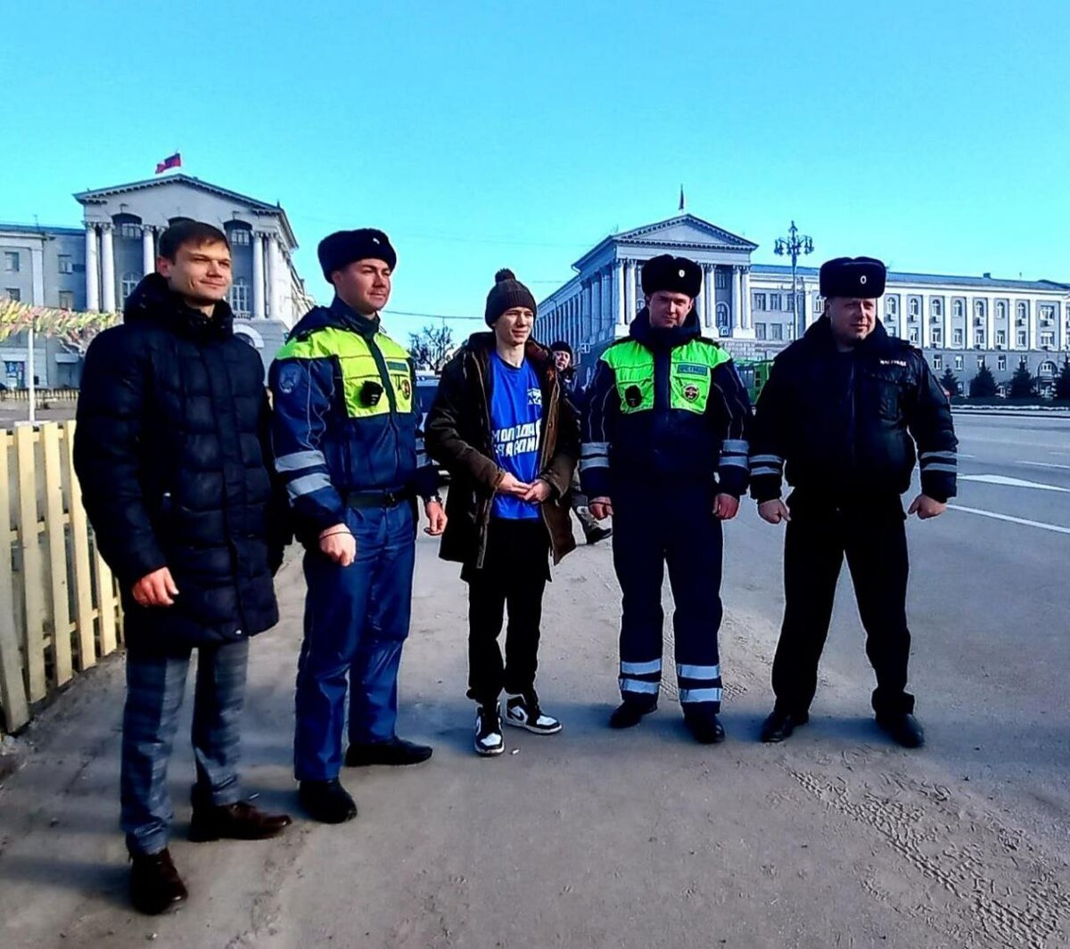    В Курске сотрудники ГИБДД вручают цветы автомобилисткам