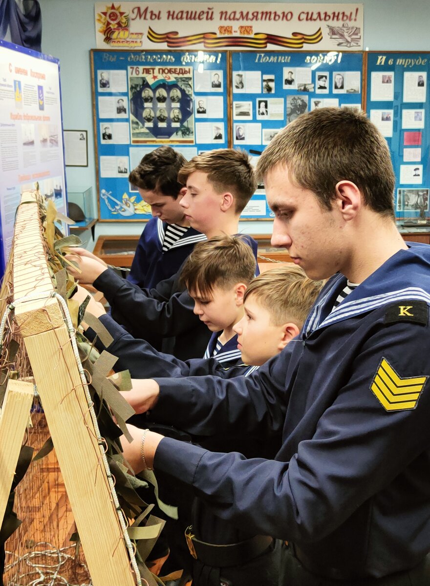 Курсанты Детского морского центра заняты плетением маскировочных сетей. Фото Е. Смирнова