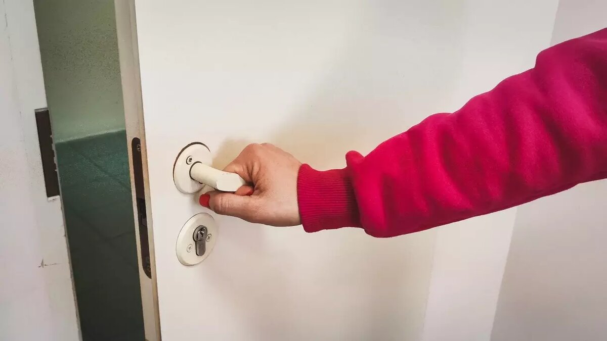     Всем известно, что дом для каждого человека является неприкосновенным. Однако, есть некоторые организации и службы, которым разрешено открыть замок и войти в вашу квартиру. Специалист разъяснил тюменцам, в каких случаях такое проникновение считается законным, а в каких — нет.