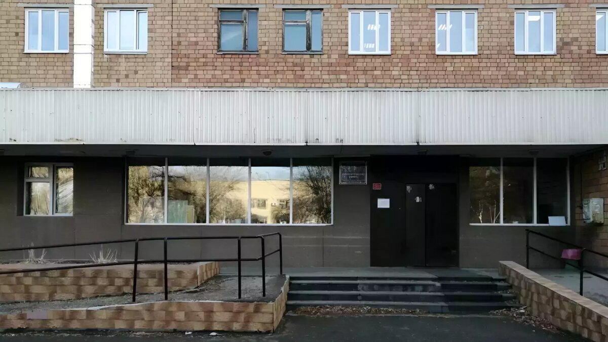     Житель Красноярска обвиняет врачей больницы № 20 в халатности и хочет отсудить 100 миллионов рублей компенсации. Он считает, что в учреждении у его бабушки вовремя не выявили коронавирус и выписали с болезнью.