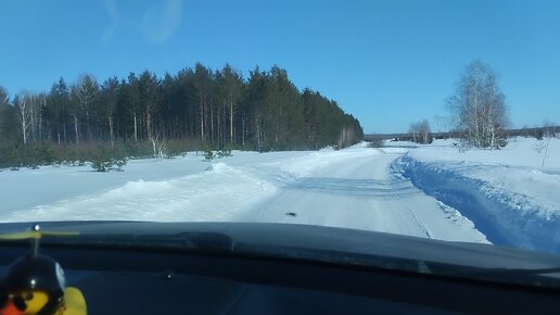 Весенним солнечным днём по заснеженной дороге