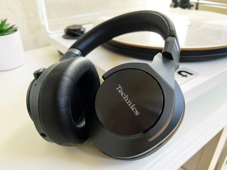 Technics EAH-A800 работают от аккумулятора 50 часов при включенном ANC и еще больше при выключенной функции / Фото Panasonic Global