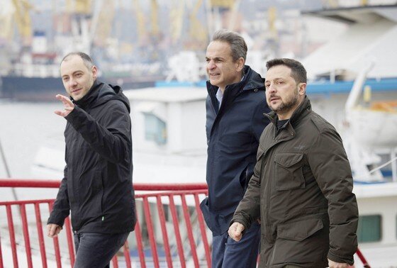    Владимир Зеленский (справа), премьер-министр Греции Кириакос Мицотакис (в центре)