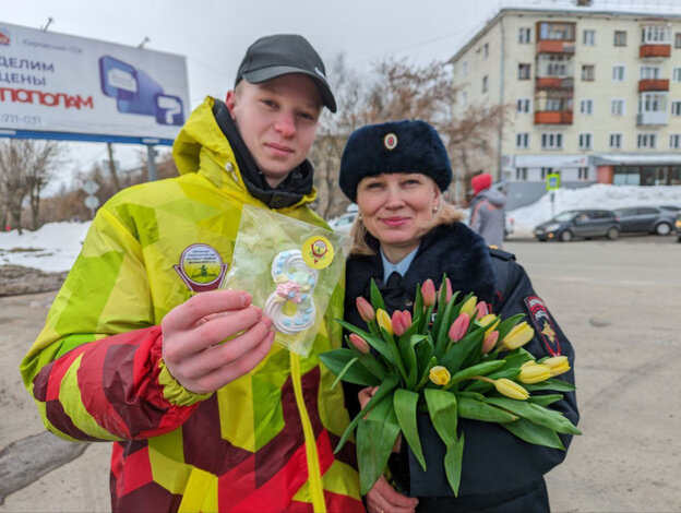    В Кирове сотрудники Госавтоинспекции поздравили женщин-водителей с 8 Марта