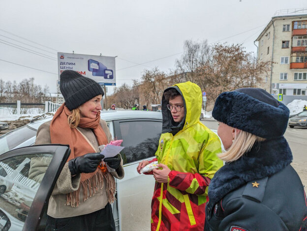    В Кирове сотрудники Госавтоинспекции поздравили женщин-водителей с 8 Марта