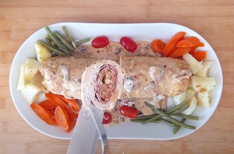 Рулет из индейки под грибным соусом. 