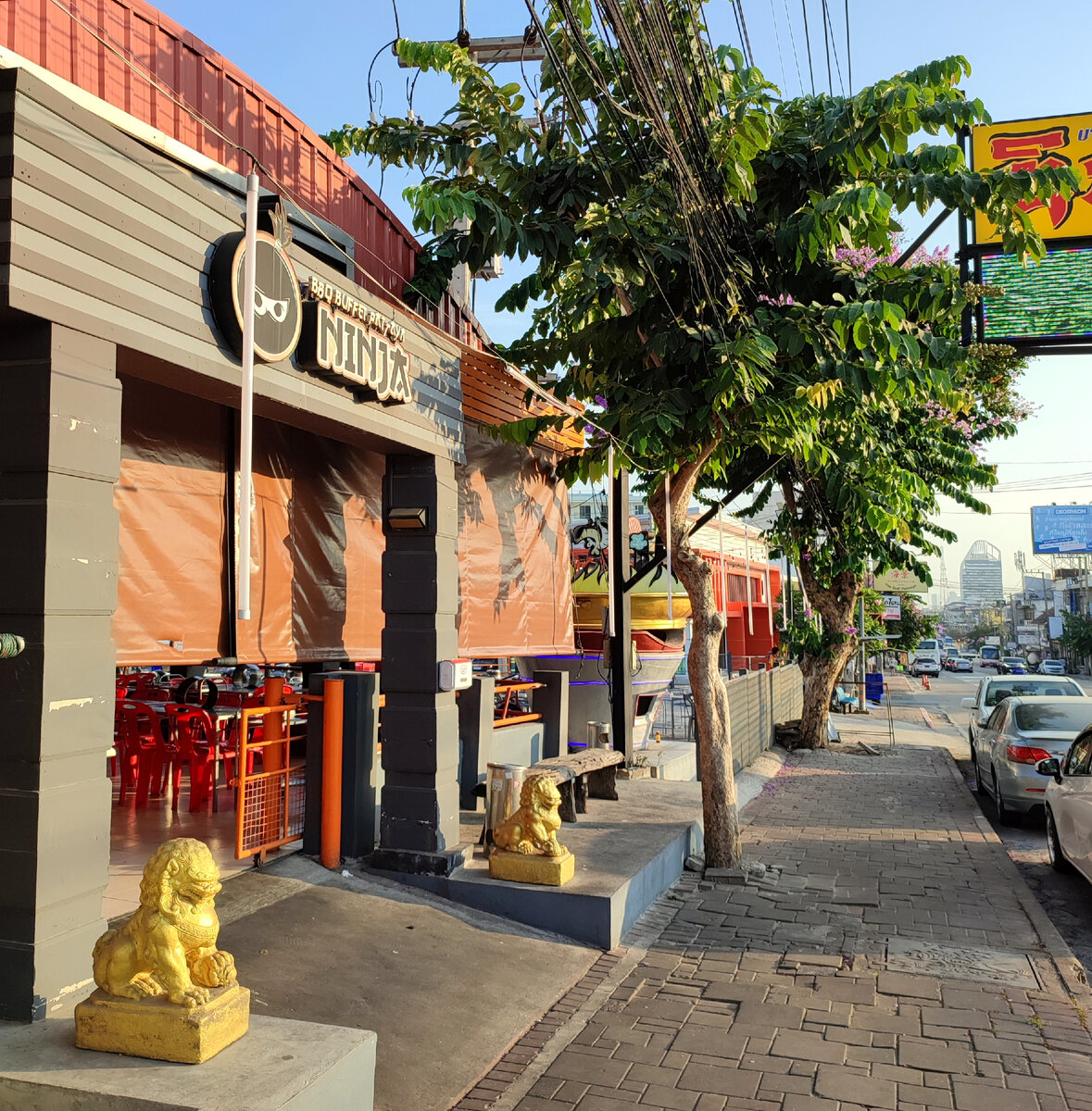 Вход со стороны Третьей улицы, но не основной