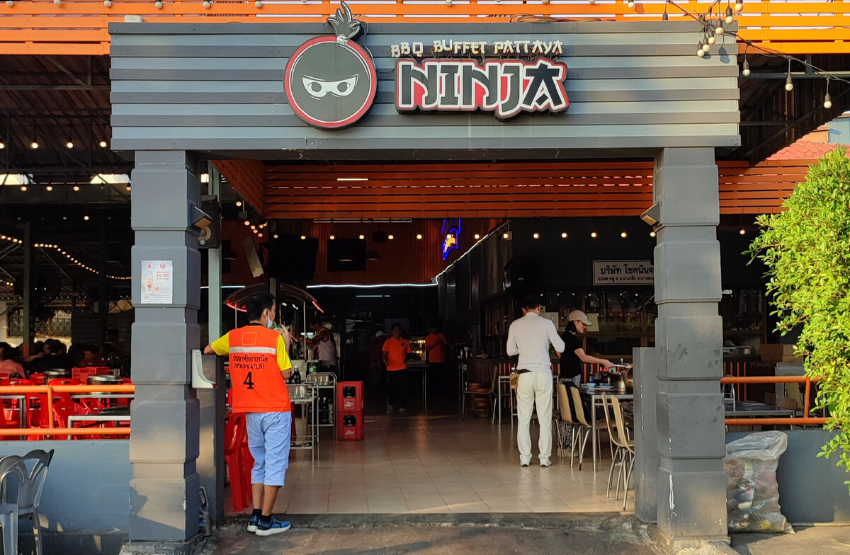 Основной за углом, из переулка