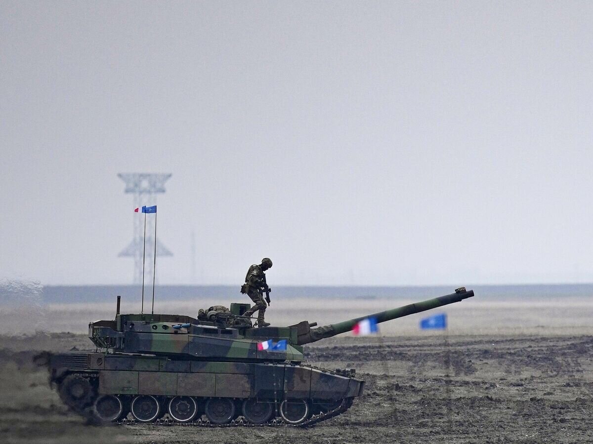    Французский военнослужащий на основном боевом танке "Леклерк" во время учений© AP Photo / Vadim Ghirda