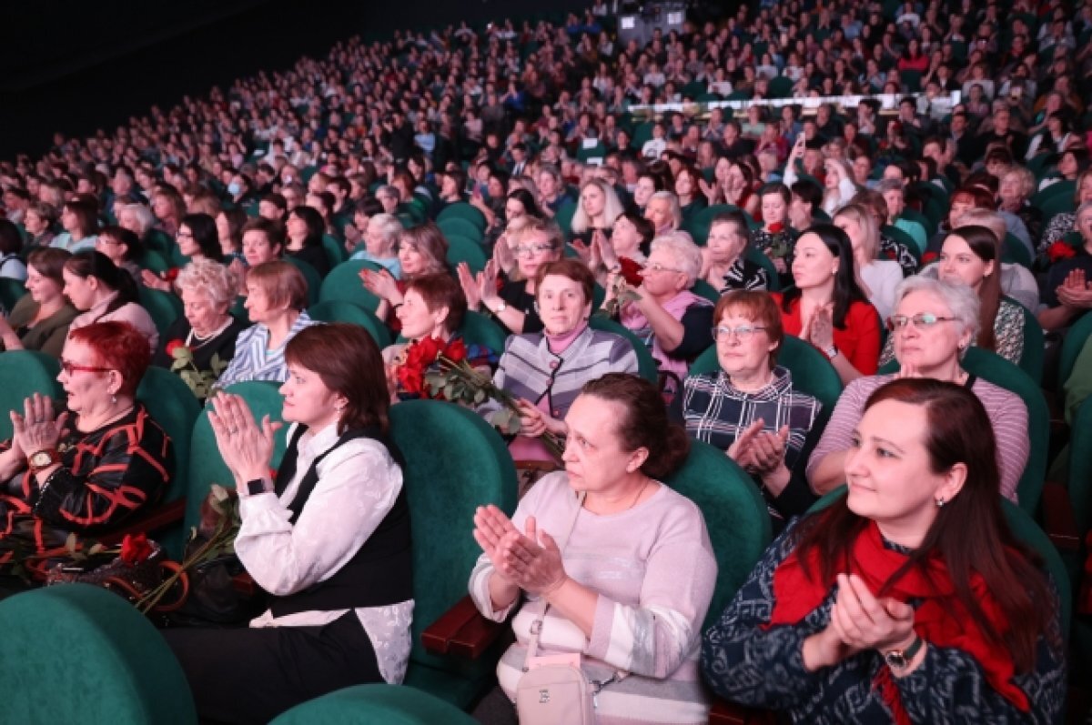    Нижегородок поздравили с 8 Марта праздничным концертом