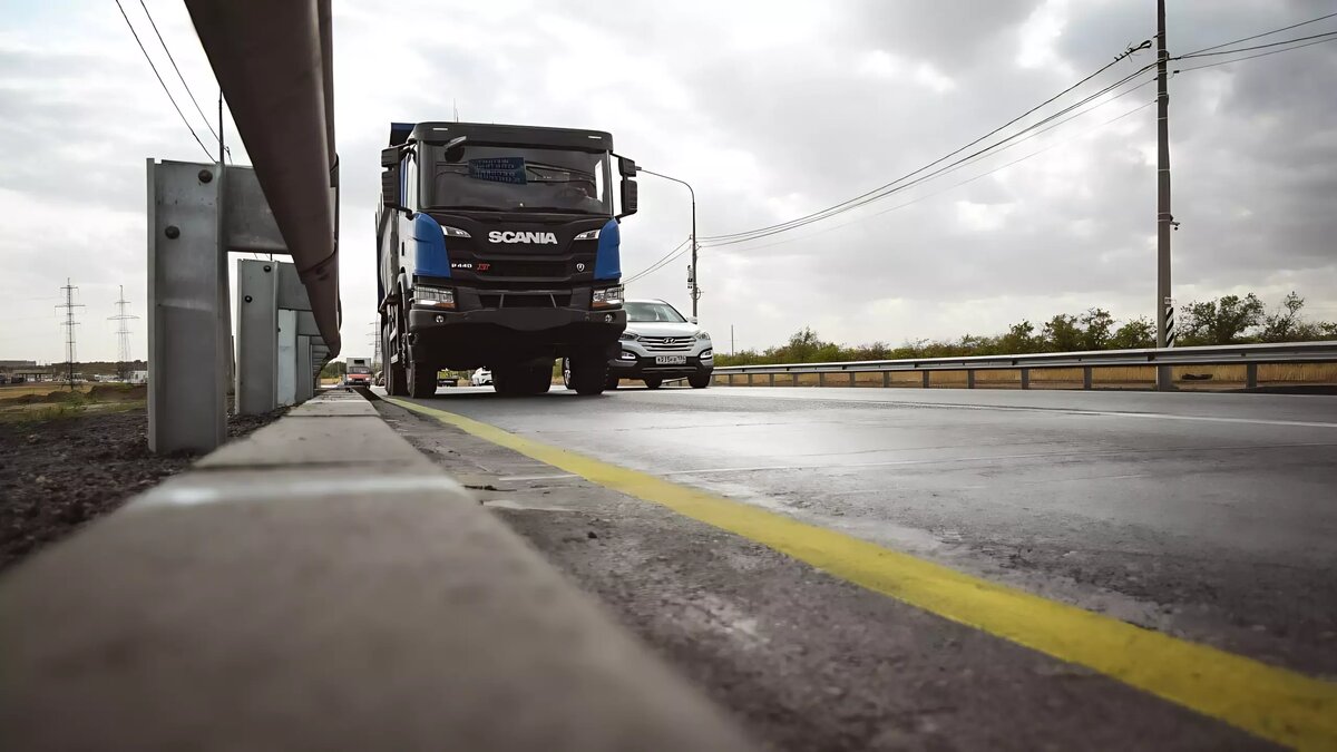     В заторе в районе Луговой грузовик не заметил легковой автомобиль. «Притерлись» они прямо посреди дороги. За местом аварии собралась сильная пробка.