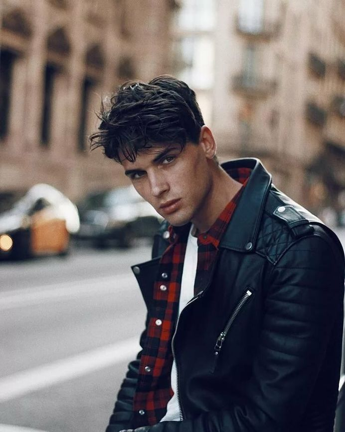 Случайная картинка парня, который заставляет девочек улыбаться лишь своим видом.