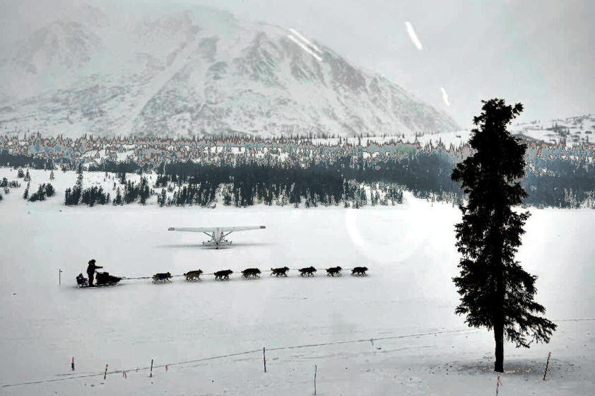 Фото Siri Raitto. В пути на собаках мимо маленького частного самолёта для местных перелётов. Фото сделано из окна дома.