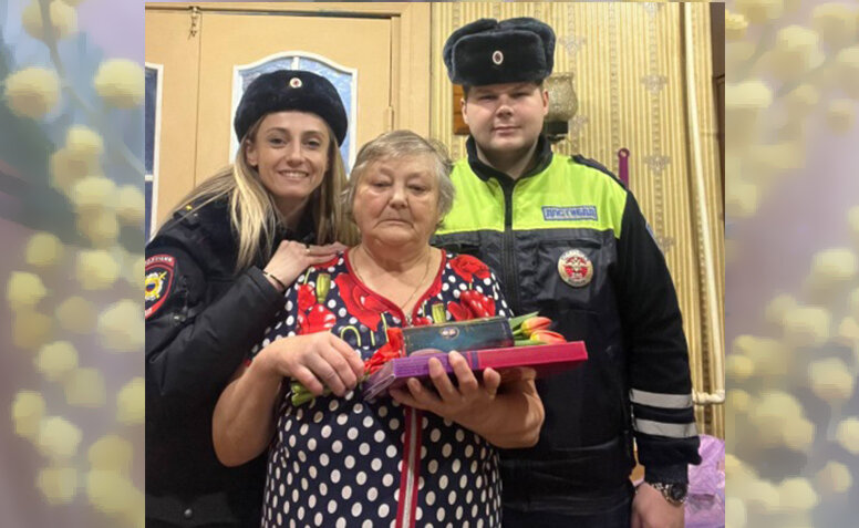 Цветы для мамы: участковые навестили маму погибшего в 2005 году товарища