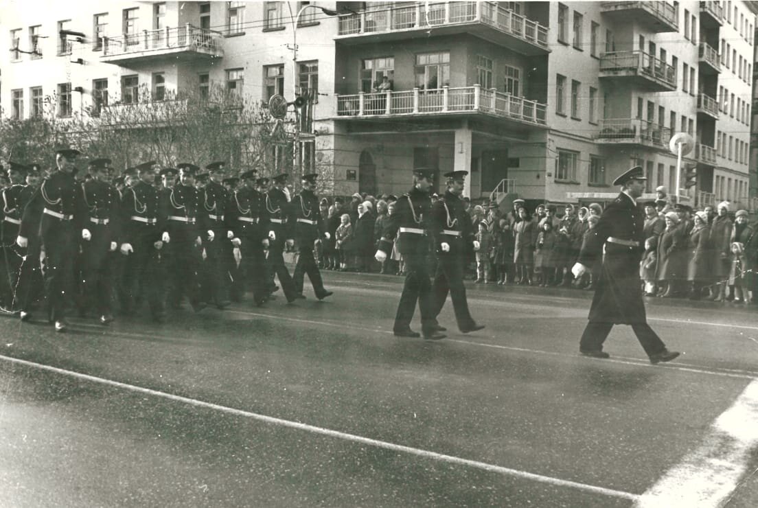 Бравый командир Сергей Ерасов во главе колонны судоводов. За ним старшины: Владимир Григорьев, Вадим Масалытин.