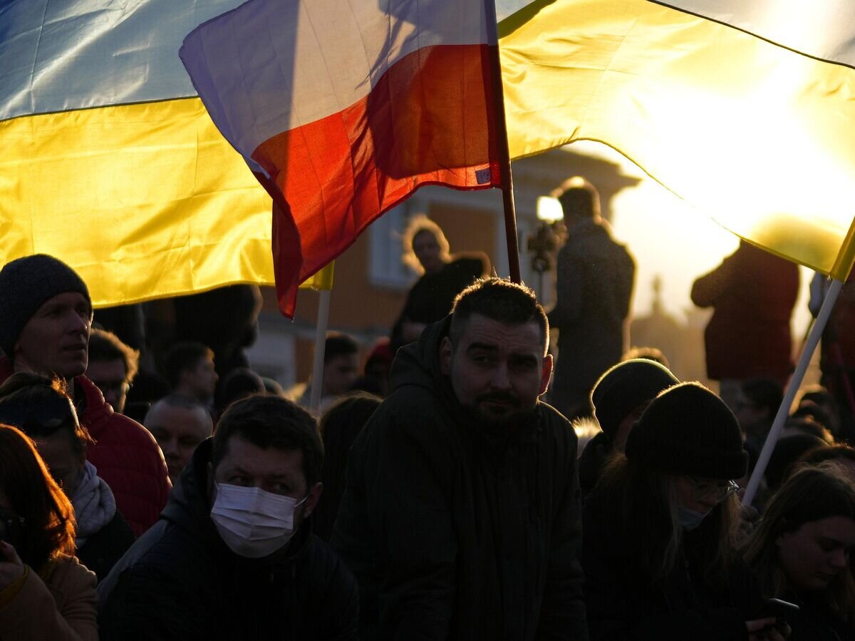    Люди с флагами Украины и Польши в Варшаве© AP Photo / Petr David Josek