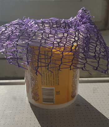 Сетка для стаканчиков с рассадой.