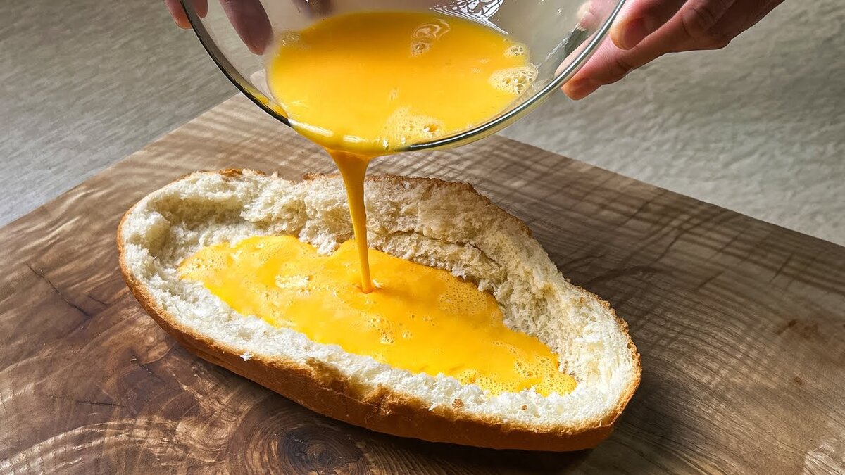 Для приготовления этого вкусного завтрака нам нужно взять один свежий батон, разрезать его вдоль и из одной половины убрать мякиш. 